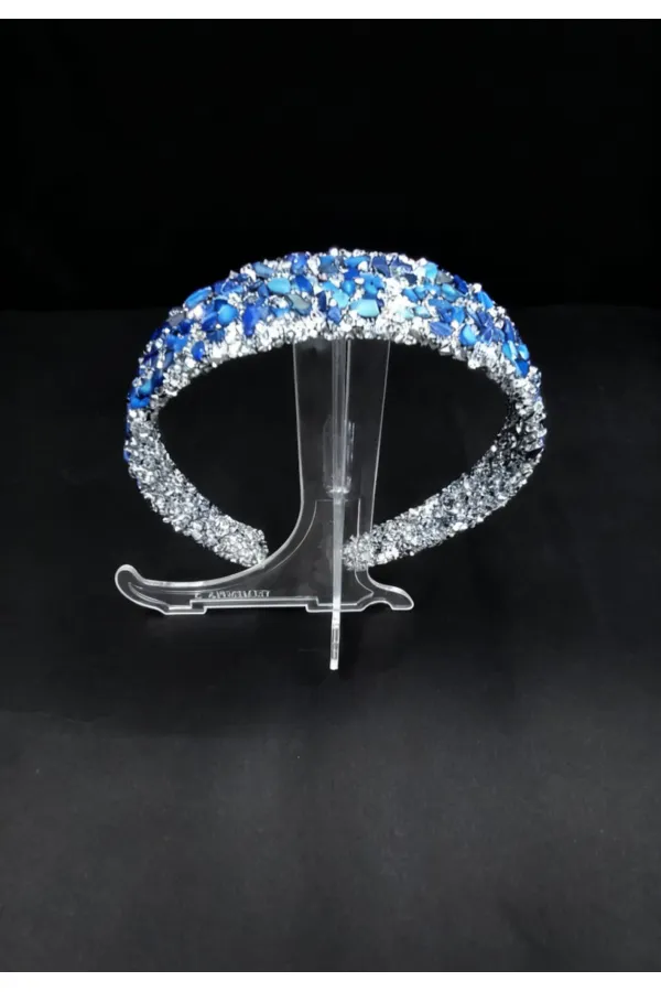 Couronne large ornée de pierres bleues – Création artisanale sur mesure dans des tons argentés