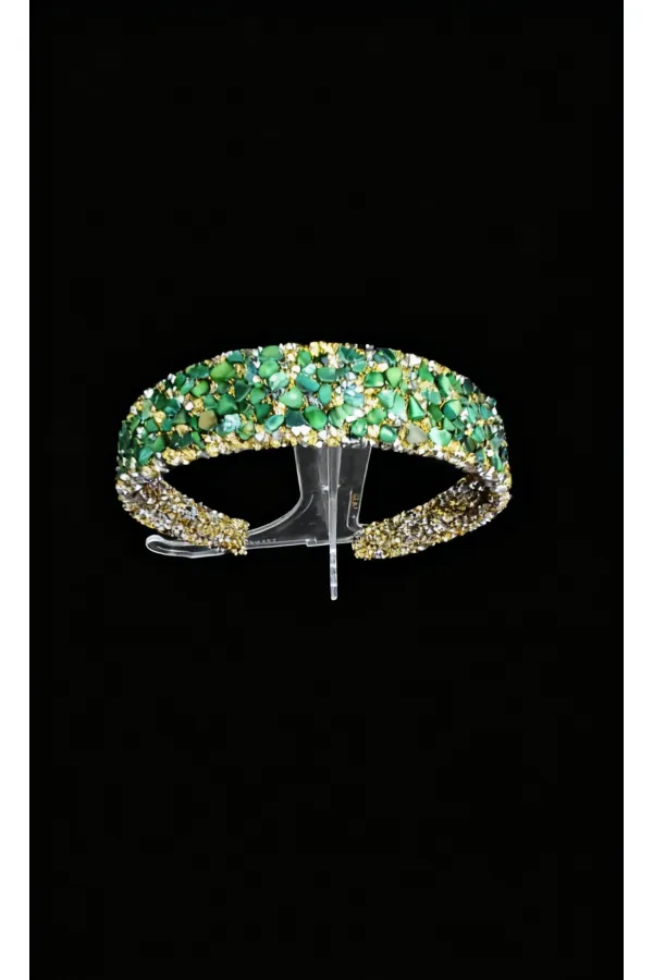 Grande couronne ornée de pierres vertes – Création artisanale sur mesure dans des tons dorés