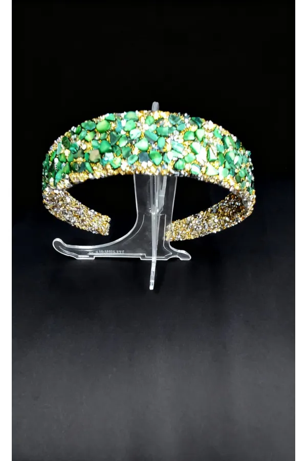 Grande couronne ornée de pierres vertes – Création artisanale sur mesure dans des tons dorés