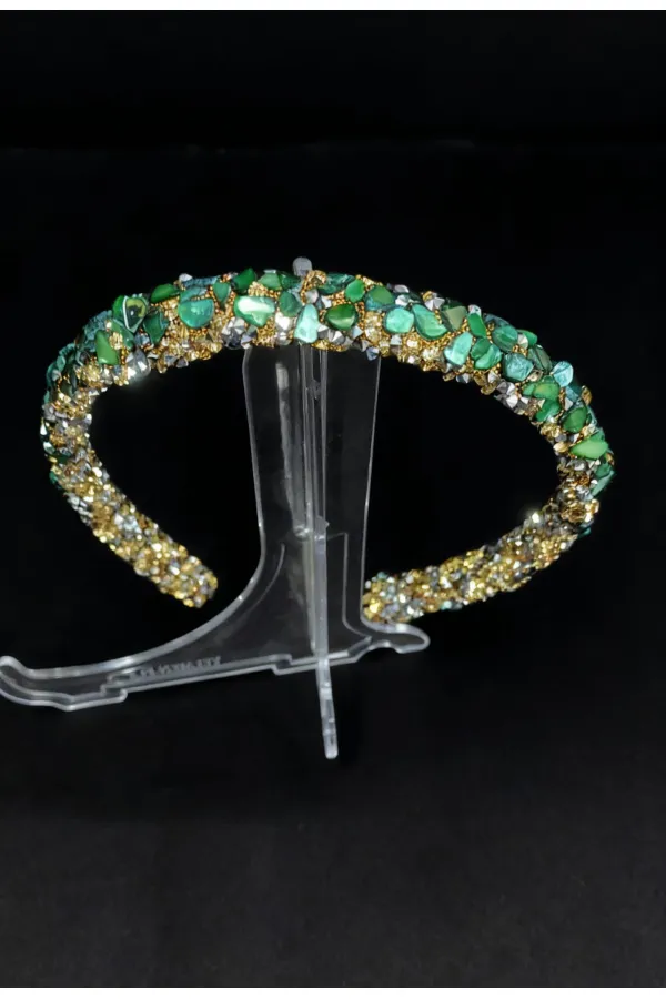 Yeşil Taşlı İnce Taç – Altın Tonlu El Yapımı Özel Tasarım Saç Aksesuarı