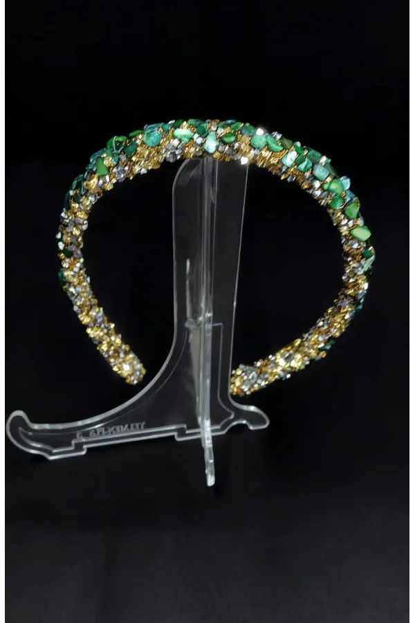 Yeşil Taşlı İnce Taç – Altın Tonlu El Yapımı Özel Tasarım Saç Aksesuarı