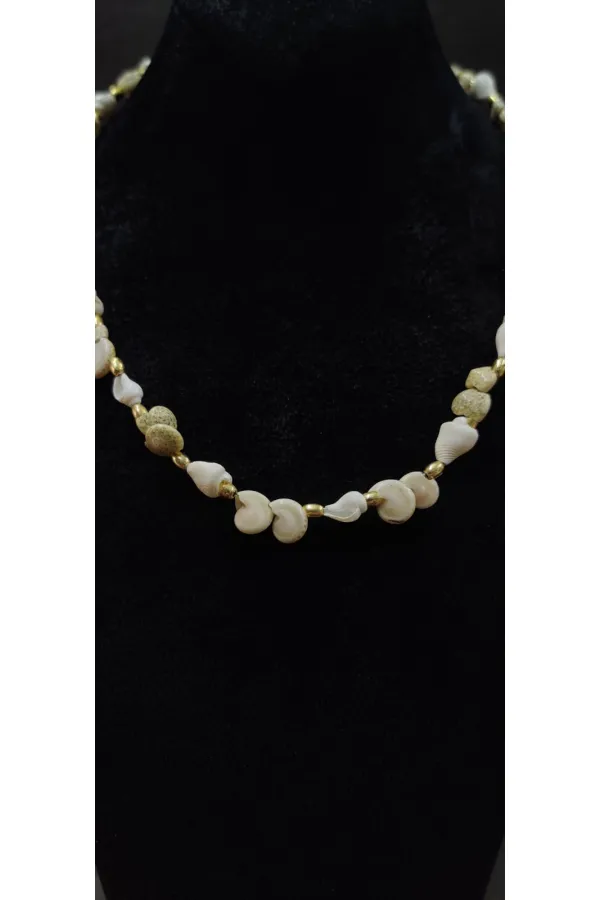 Collier de perles pour femme avec détail coquillage