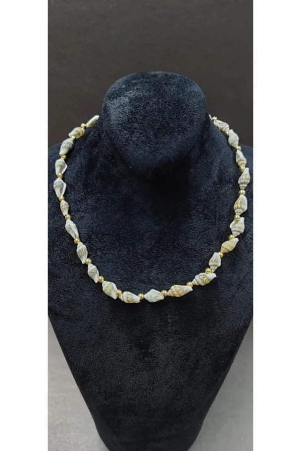 Collier pour femme avec détail coquillage