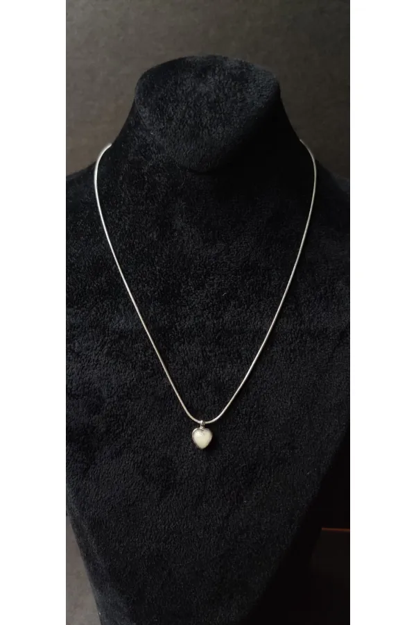 Collier à fine chaîne argentée en forme de cœur