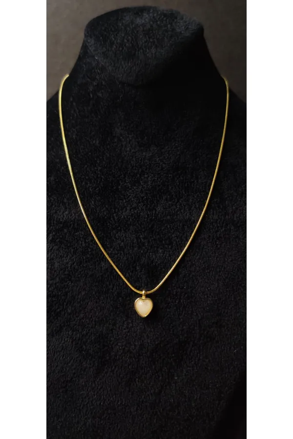 Collier à fine chaîne dorée avec petit cœur