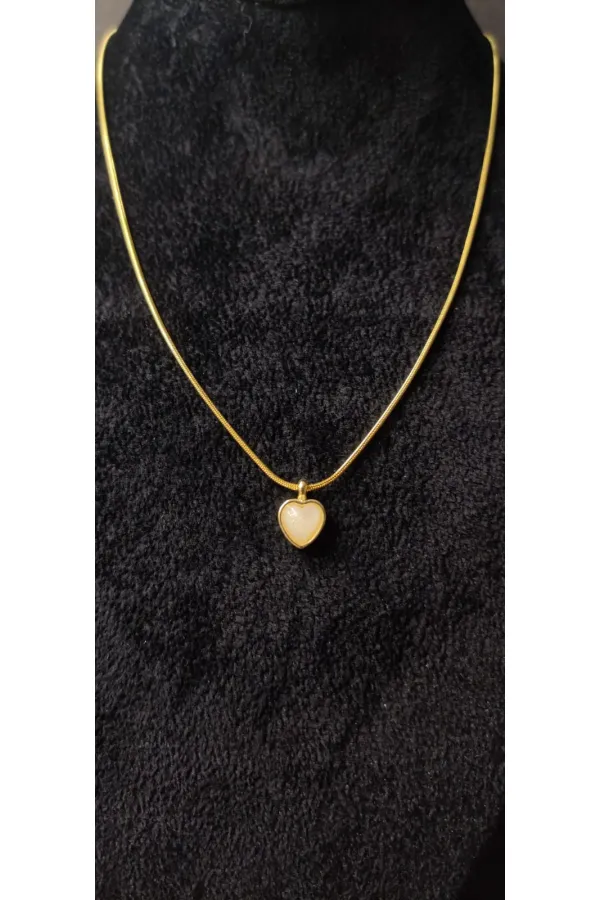 Collier à fine chaîne dorée avec petit cœur