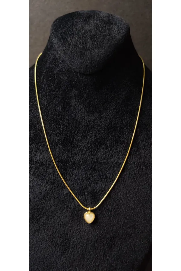 Collier à fine chaîne dorée avec petit cœur