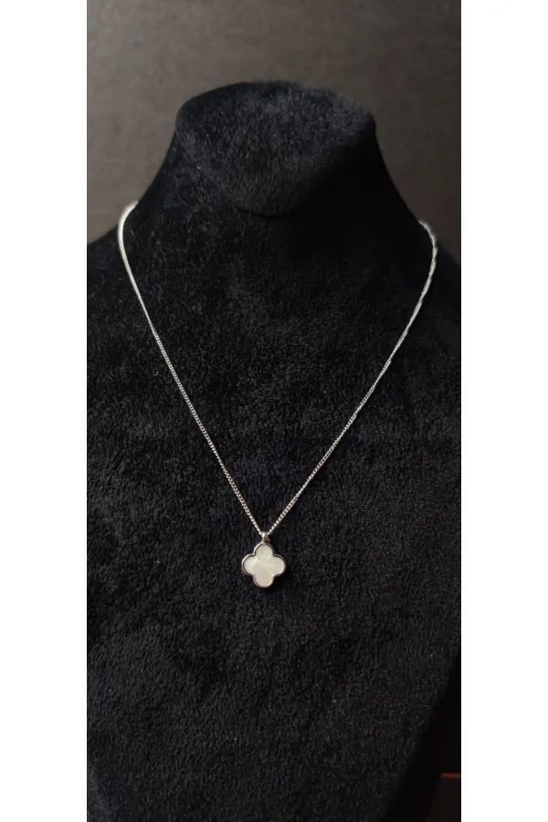 Collier minimaliste pour femme en forme de trèfle