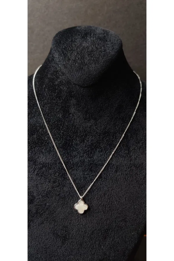 Collier minimaliste pour femme en forme de trèfle