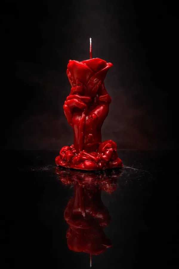 Bougie décorative parfumée Unique Orient Mix Rose rouge tenant une main