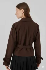 Trench-coat court marron à double boutonnage et ceinture pour femme, doublé HZL25W-BD159701