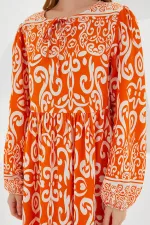 Robe longue en viscose à motifs orange et blanc cassé pour femme, 1947