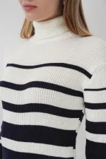 Robe en maille bleu marine et blanche à col roulé 15841