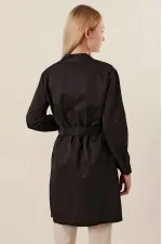 Trench-coat court noir à double boutonnage pour femme, non doublé, confortable et de saison, avec ceinture (HZL23S-BD158641)