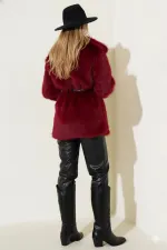 Manteau en fourrure pelucheuse bordeaux pour femme, doublé et détaillé, avec ceinture HZL25W-BD191561