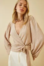 Kadın Bej Dokulu Anvelop Yaka Kuşaklı Trend Rahat Örme Bluz HZL23W-BD104411