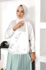 Kadın Beyaz Tesettür Küçük ve Büyük Bedenler Hafif Dökümlü Saten Yüzeyli Gömlek HZL25W-BD139641