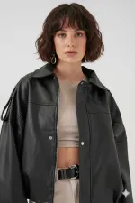 Kadın Siyah Oversize Fermuarlı ve Düğmeli Yandan Cepli Suni Deri Ceket HZL25W-BD110551
