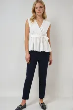 Kadın Beyaz Kruvaze Yaka Beli Lastikli Kuşaklı Bluz HZL25S-BD19661