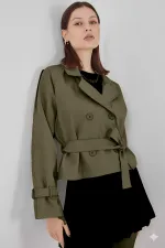 Trench-coat court kaki à double boutonnage et ceinture pour femme HZL25W-BD159701