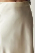 Kadın Vanilya Saten Yüzeyli Beli Lastikli Midi Boy Etek Hzl23s-bd1101471