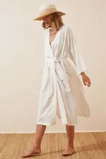 Kadın Beyaz Kuşaklı Yırtmaçlı Uzun Kimono HZL22S-BD158351