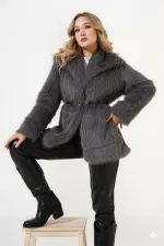 Manteau en fourrure pelucheux gris pour femme, doublé et détaillé, avec ceinture HZL25W-BD191561