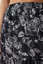 Kadın Siyah Çiçek Desenli Beli Lastikli Volanlı Uzun Viskon Etek HZL24S-BD180071