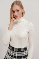 Pull col roulé côtelé écru pour femme HZL22W-BD1445001