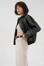 Kadın Siyah Oversize Fermuarlı ve Düğmeli Yandan Cepli Suni Deri Ceket HZL25W-BD110551