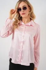Chemise en satin légèrement drapée rose (réf. 3964)