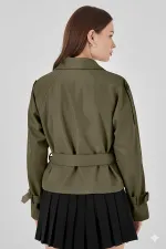 Trench-coat court kaki à double boutonnage et ceinture pour femme HZL25W-BD159701