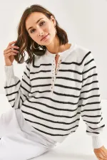 Kadın Beyaz Hafif Balon Kol Çizgili Düğmeli Yaka Triko Kazak HZL23W-BD1101491