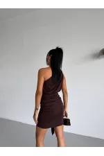 Robe courte marron à une épaule avec détail boucle, drapée, en tissu sable, pour femme HZL26S-FRY123881