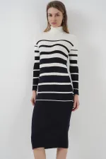 Robe en maille bleu marine et blanche à col roulé 15841
