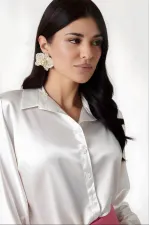 Kadın Beyaz Hafif Dökümlü Saten Yüzeyli Gömlek HZL22W-BD139641