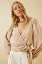 Kadın Bej Dokulu Anvelop Yaka Kuşaklı Trend Rahat Örme Bluz HZL23W-BD104411