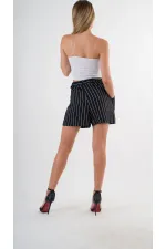 Kadın Siyah Çizgili Beli Lastikli Düğme Detaylı Cepli Şort HZL24S-YY277