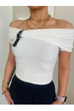 Kadın Beyaz Kemer Detaylı Madonna Yaka Bluz HZL25S-FRY123161