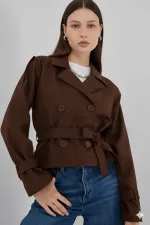 Trench-coat court marron à double boutonnage et ceinture pour femme, doublé HZL25W-BD159701
