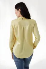 Kadın Açık Sarı Hafif Dökümlü Saten Yüzeyli Gömlek HZL22W-BD139641