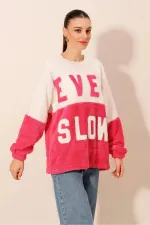 Kadın Fuşya Beyaz Blok EVER SLOW Baskılı Rahat Peluş Sweatshirt HZL23W-BD1554781