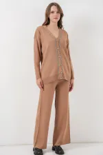 Ensemble deux pièces pour femme : cardigan, pantalon et pull 15956 - Camel