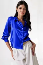 Kadın Canlı Mavi Hafif Dökümlü Saten Yüzeyli Gömlek HZL22W-BD139641