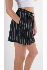 Kadın Siyah Çizgili Beli Lastikli Düğme Detaylı Cepli Şort HZL24S-YY277