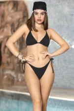 Kadın Siyah Taş Detaylı Boyundan İp Bağlamalı Arkası Kopçalı Üçgen Bikini Takımı HZL24S-AR1614-01