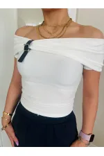 Kadın Beyaz Kemer Detaylı Madonna Yaka Bluz HZL25S-FRY123161