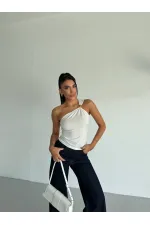 Kadın Beyaz Tek Omuz Gold Metal Detaylı Sandy Bluz HZL26S-FRY123821