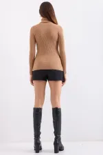 Pull à col roulé en maille beige 10311