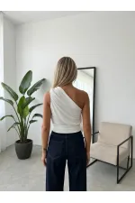 Kadın Beyaz Asimetrik Tek Omuz Drapeli Gold Aksesuar Detaylı Sandy Bluz HZL26S-FRY123751